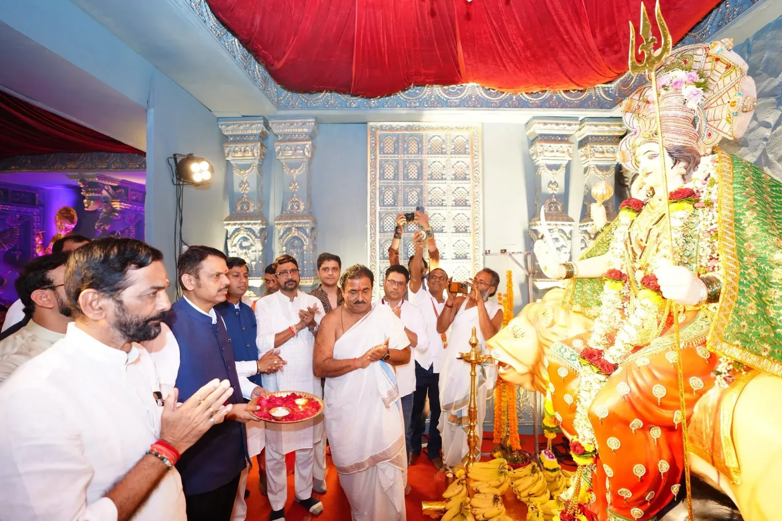 CM Fadnavis joins Thane Navratri fest, seeks blessings for Maharashtra