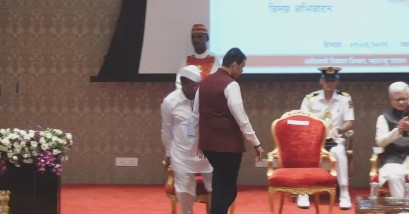 CM Fadnavis leads tribute to Bhagwan Birsa Munda on Balidan Diwas