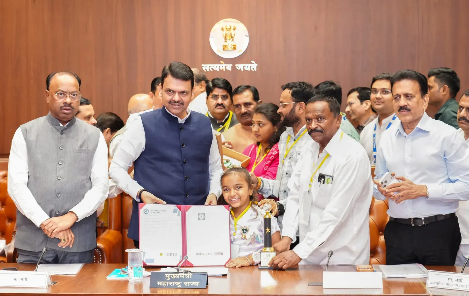 CM Fadnavis Meets 7-Year-Old Abacus Record Holder Pranika Patil