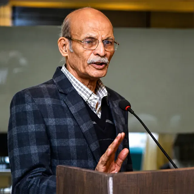 CM Fadnavis mourns passing of Nagpur journalist Lakshmanrao Joshi