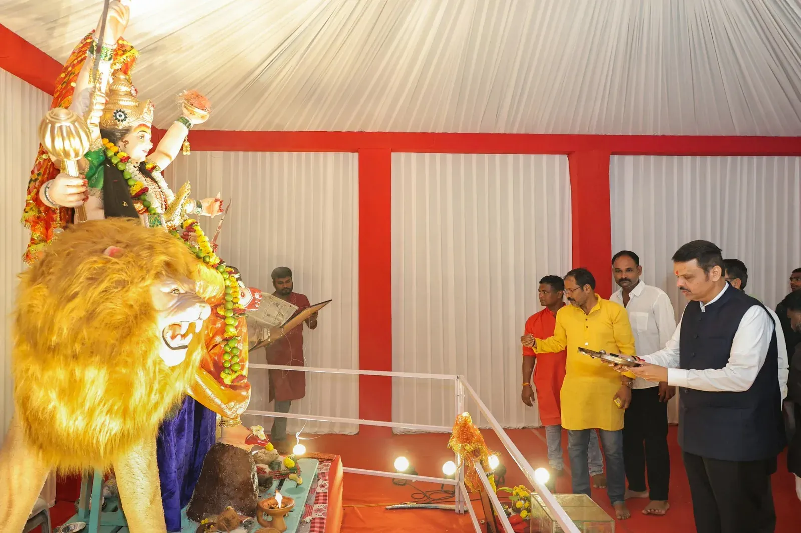 CM Fadnavis Offers Navratri Prayers at Nagpur Mandal