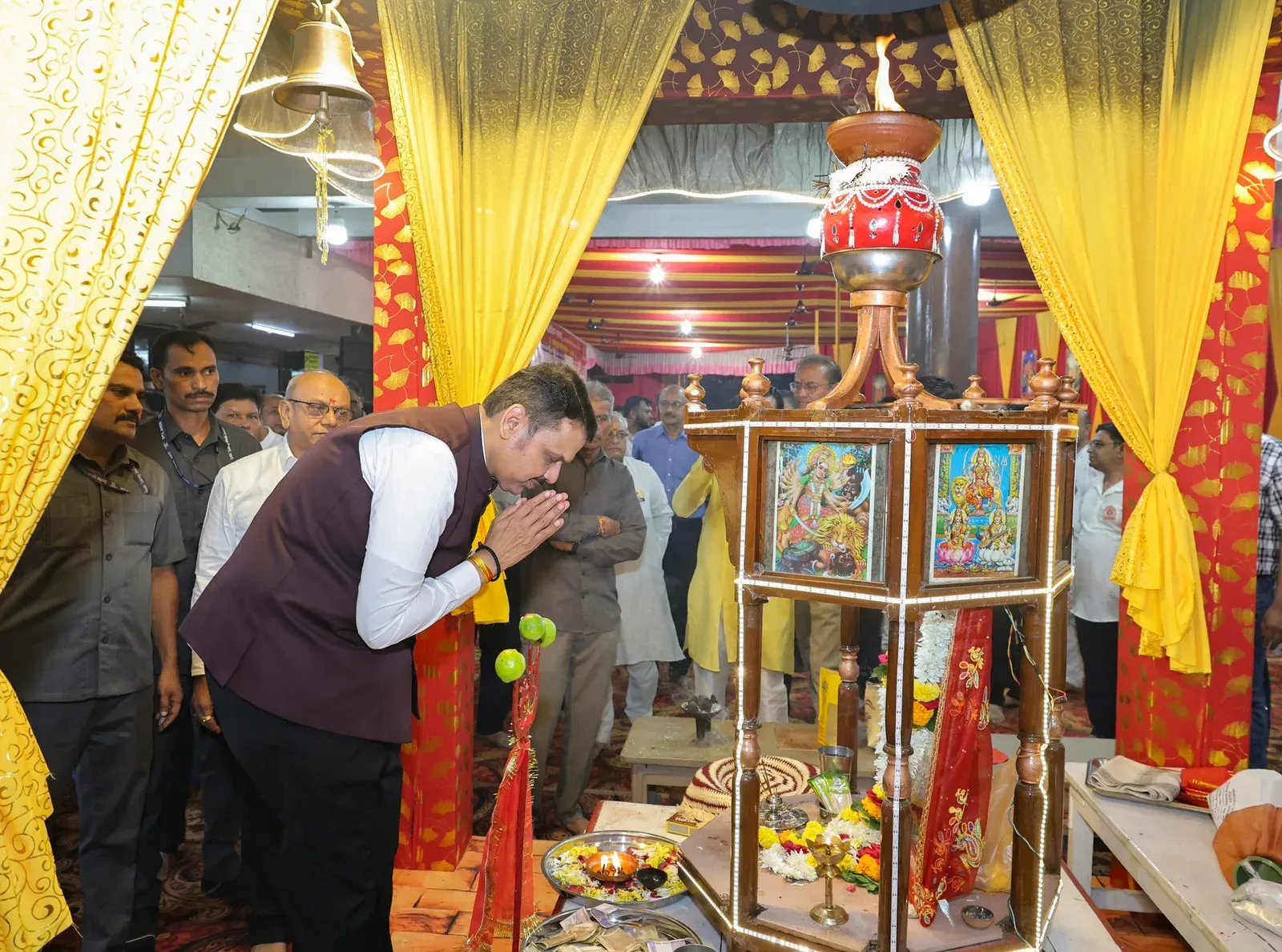 CM Fadnavis offers prayers at Nagpur Navratri fest
