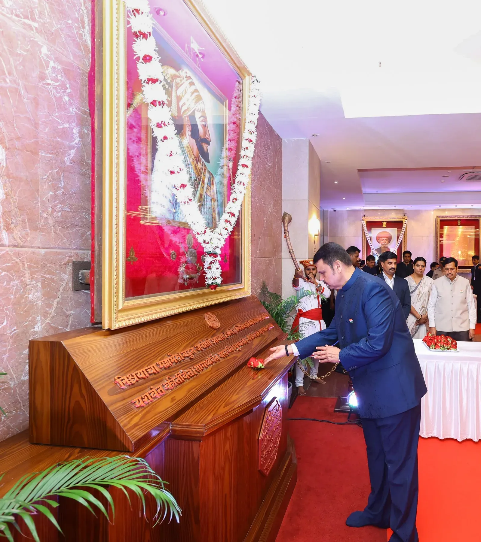 CM Fadnavis pays floral tribute at Mantralaya on Independence Day
