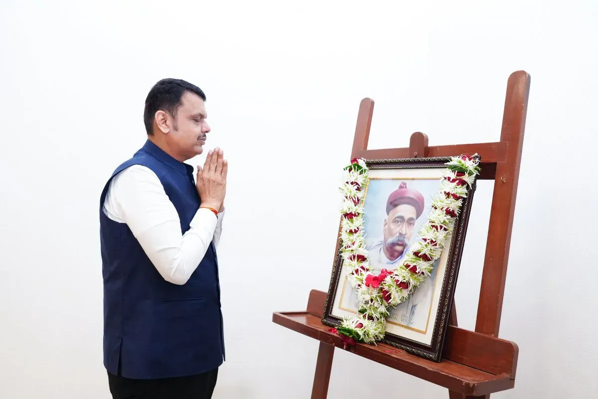 CM Fadnavis pays floral tribute to Lokmanya Tilak on birth anniversary