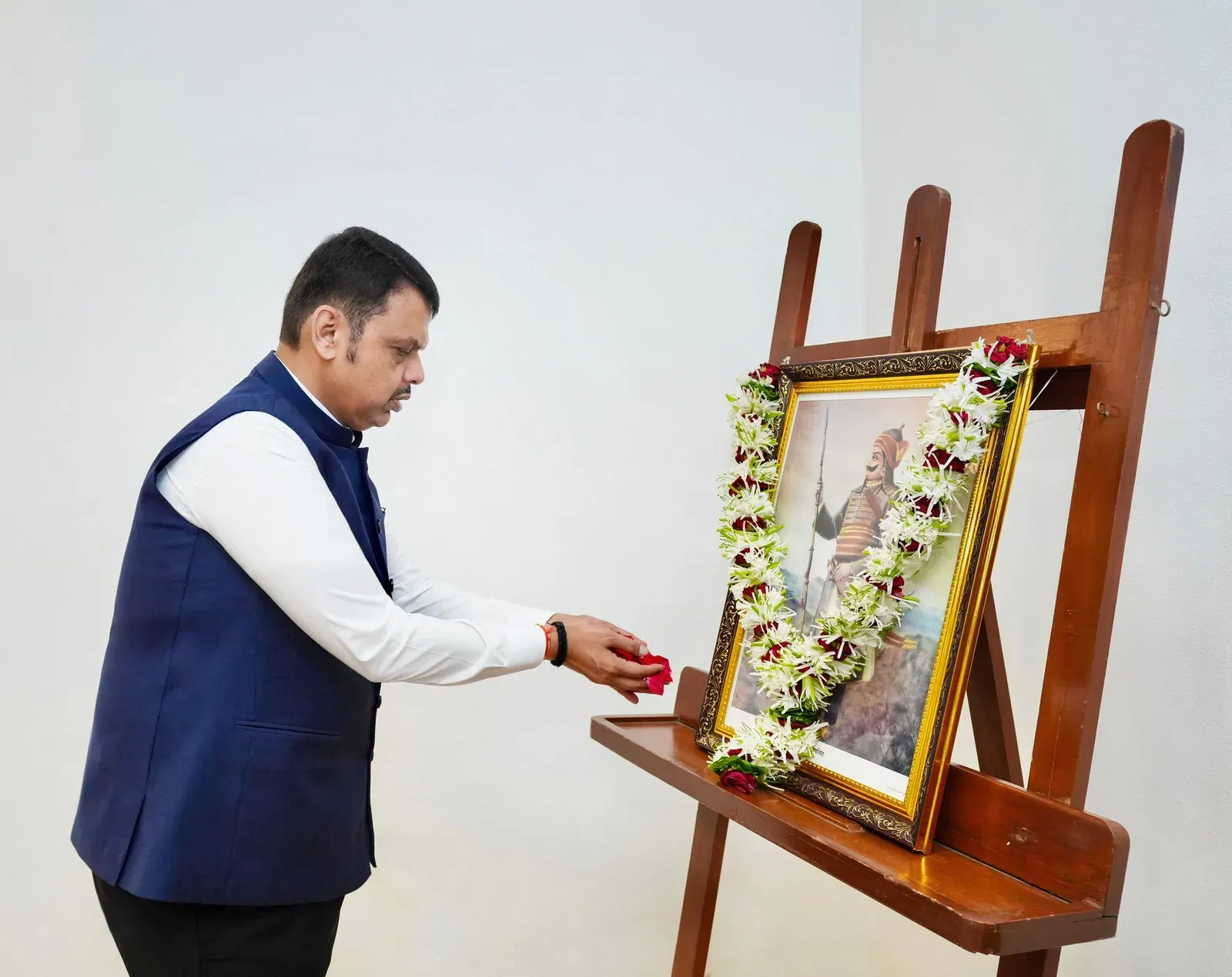 CM Fadnavis Pays Floral Tribute to Maharana Pratap on Jayanti