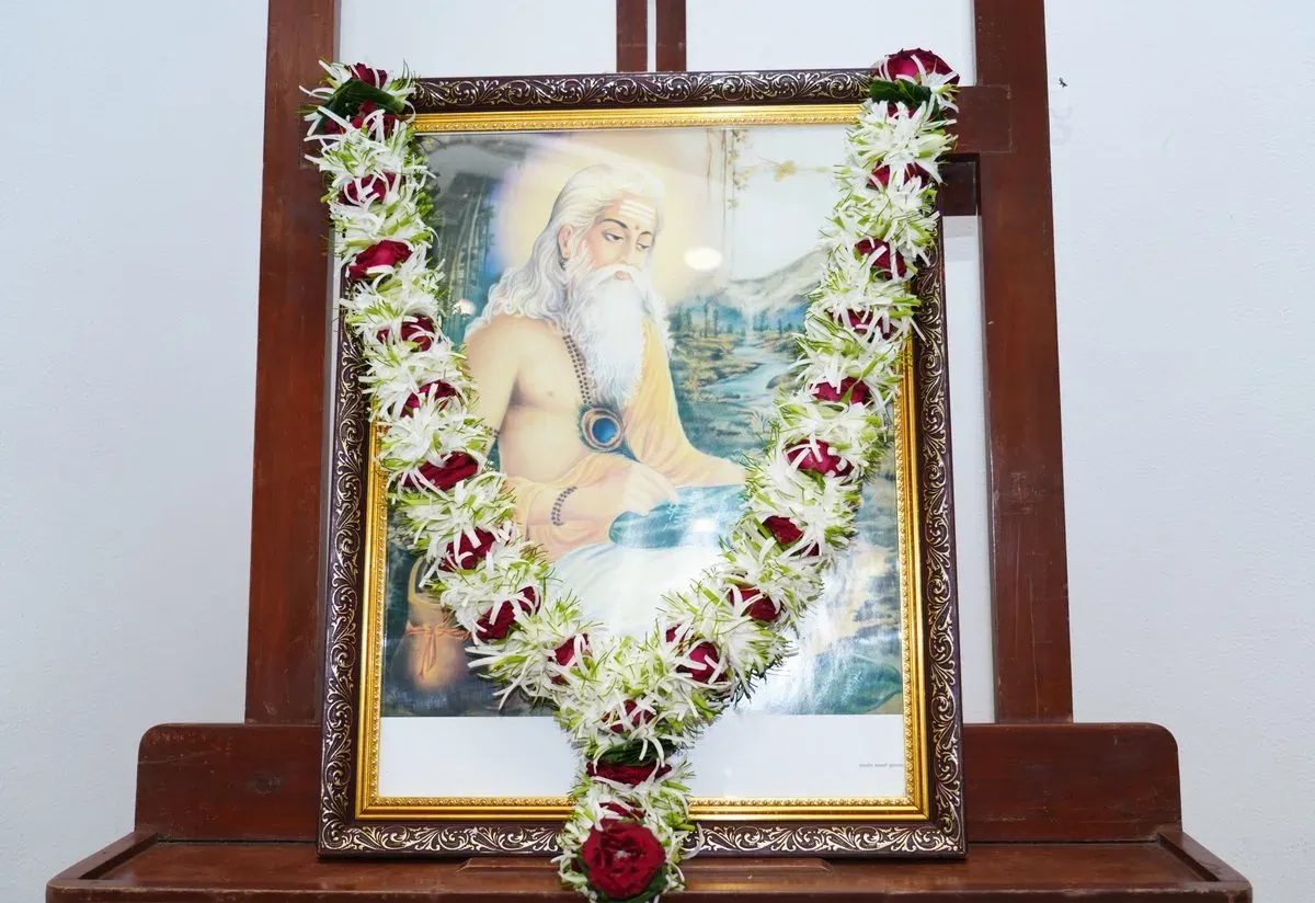 CM Fadnavis pays floral tribute to Maharishi Valmiki in Mumbai
