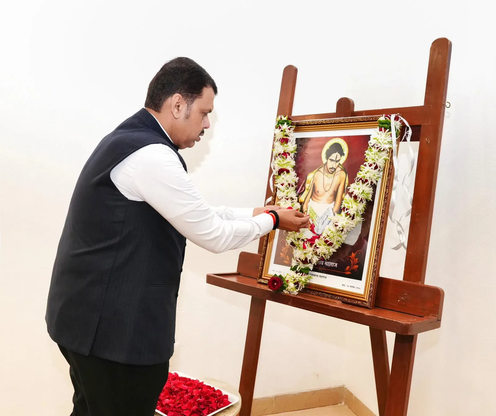 CM Fadnavis Pays Floral Tribute to Sant Gulabrao Maharaj