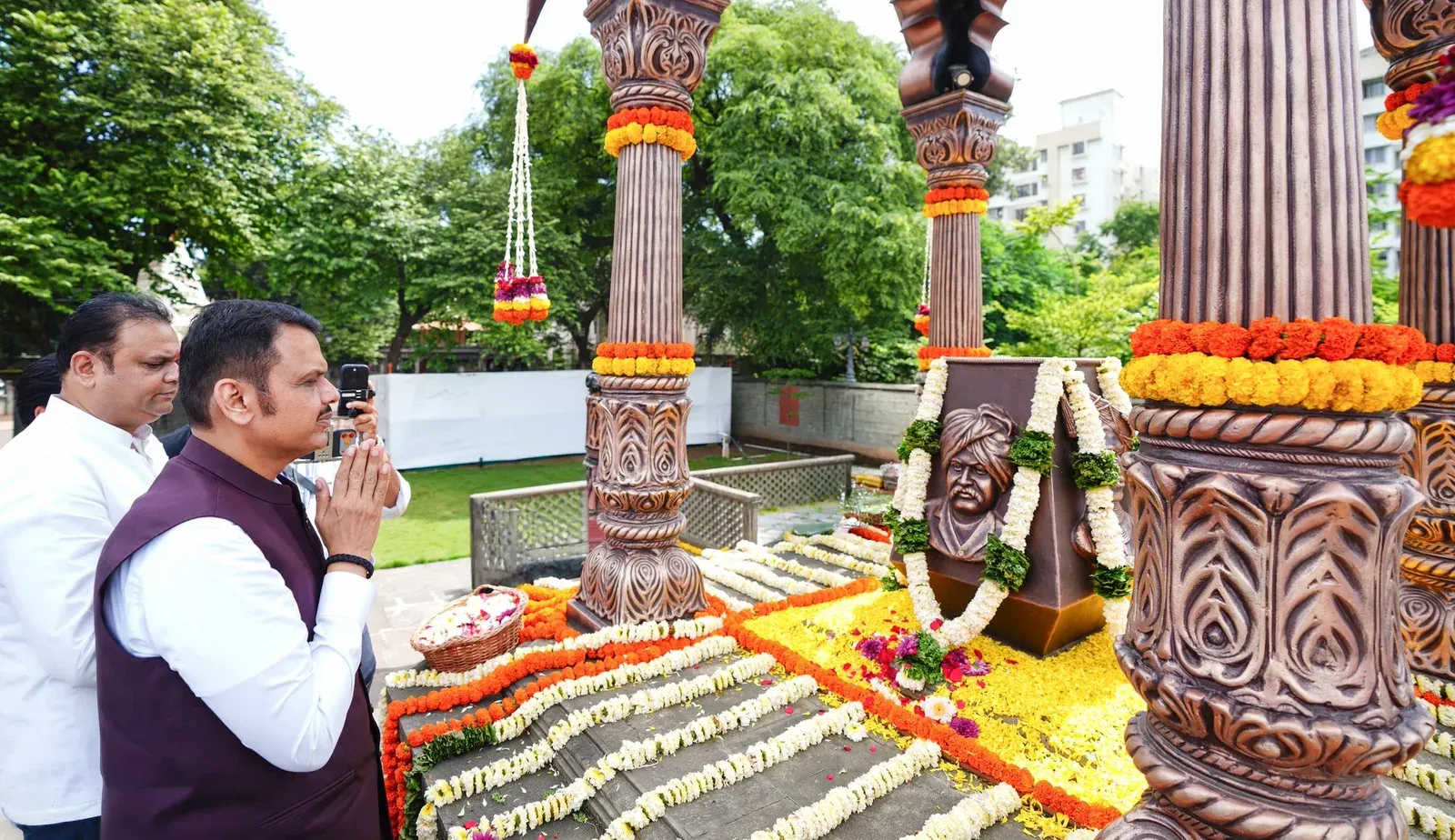 CM Fadnavis Pays Floral Tribute to Shahu Maharaj in Kolhapur