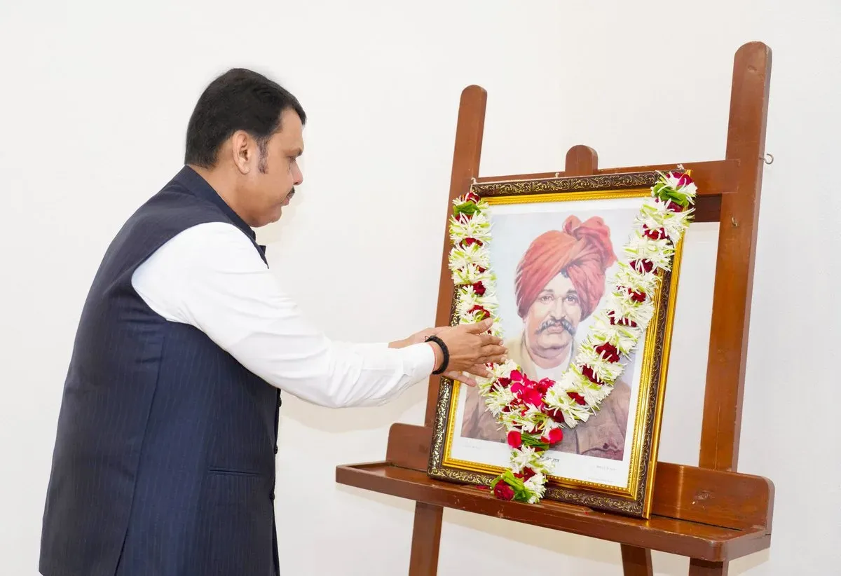 CM Fadnavis pays floral tribute to Shahu Maharaj on birth anniversary