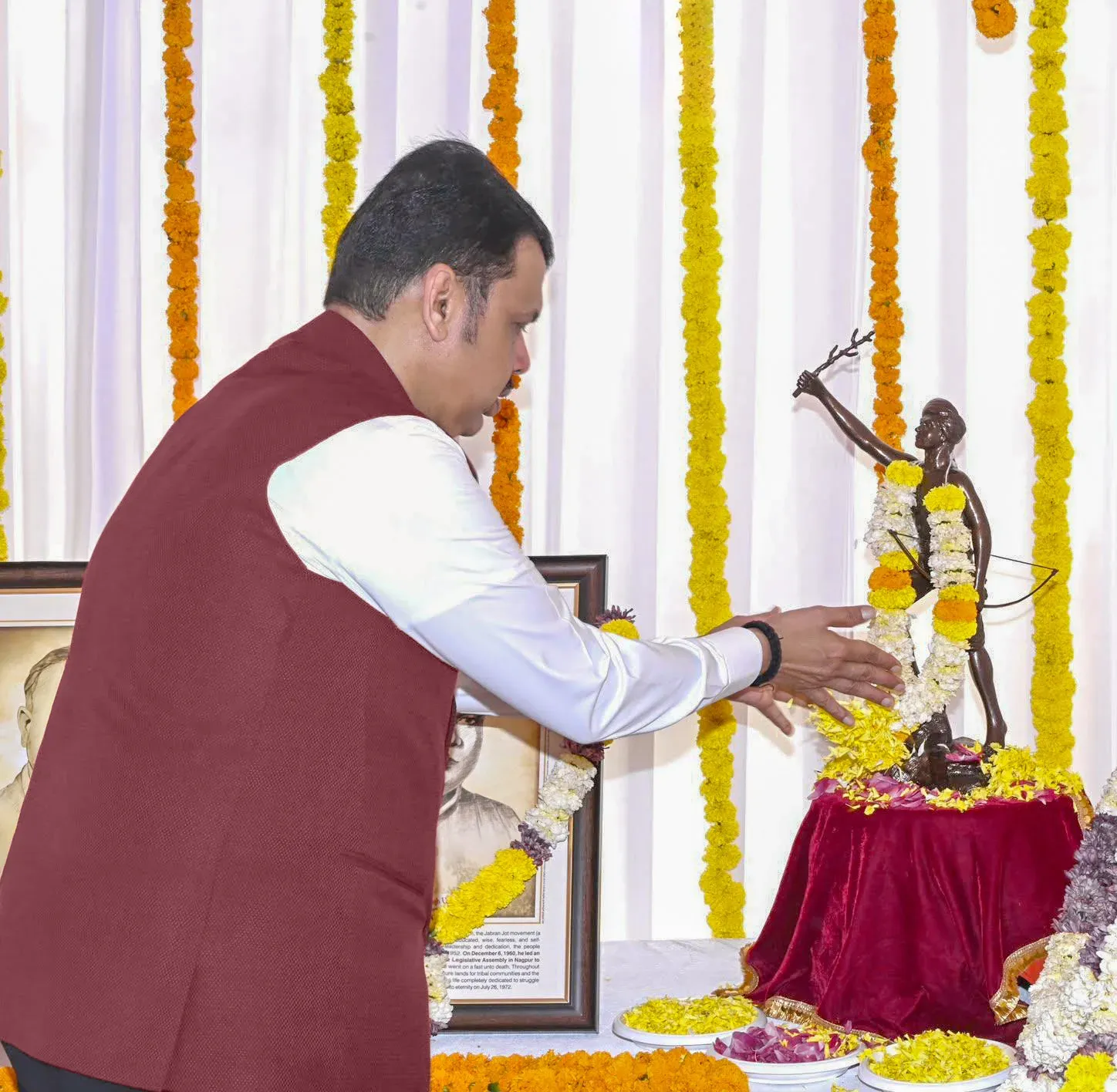 CM Fadnavis pays tribute to Birsa Munda on martyrdom day
