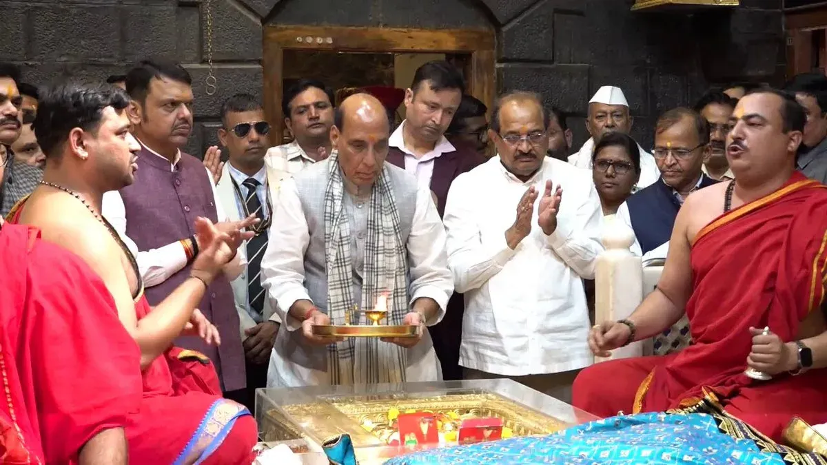 CM Fadnavis, Rajnath Singh Offer Prayers at Shirdi Sai Baba Temple