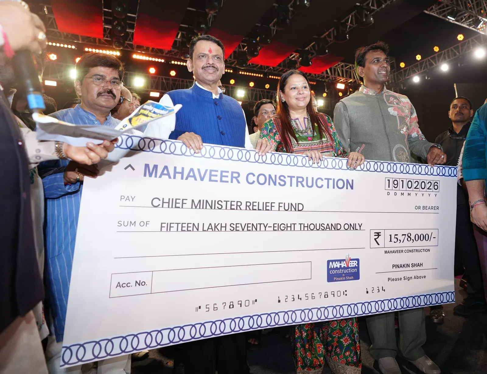 CM Fadnavis receives ₹15.78 lakh donation for drought-hit farmers