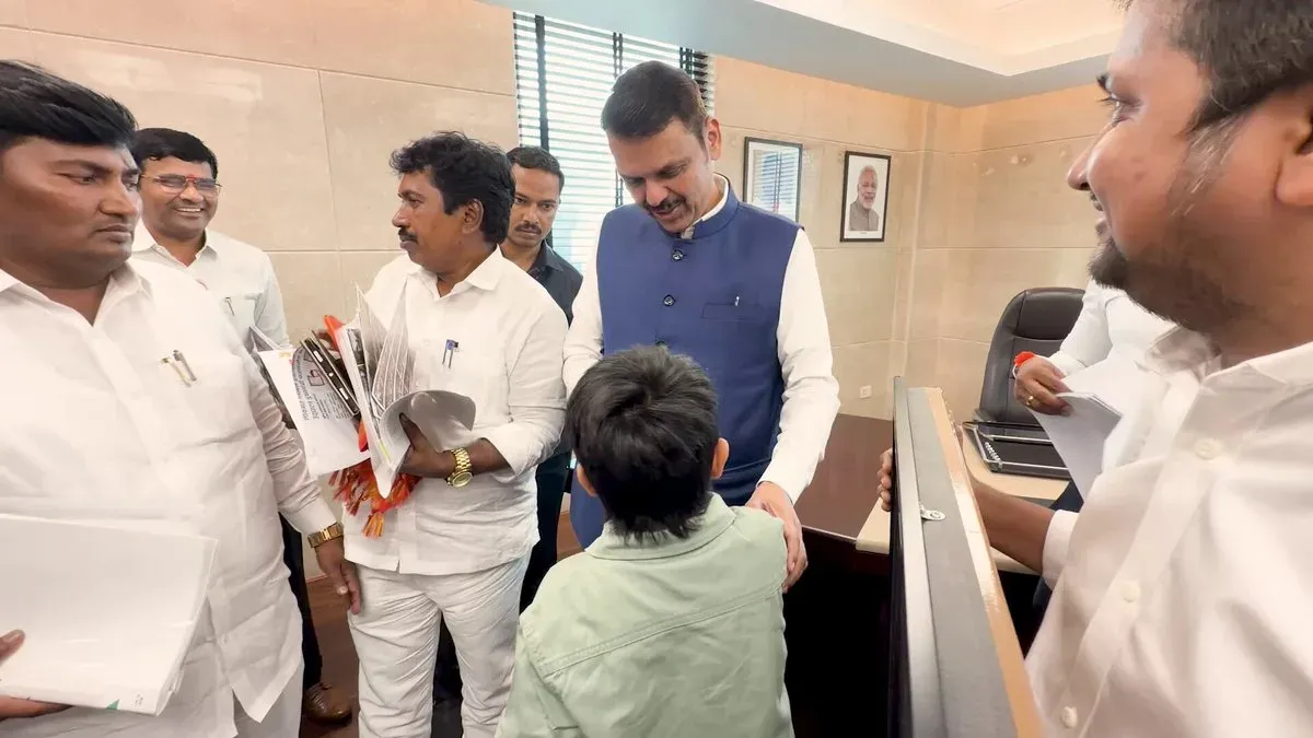 CM Fadnavis receives 500-cube mosaic from record-holding memory prodigy Dhruv Shah