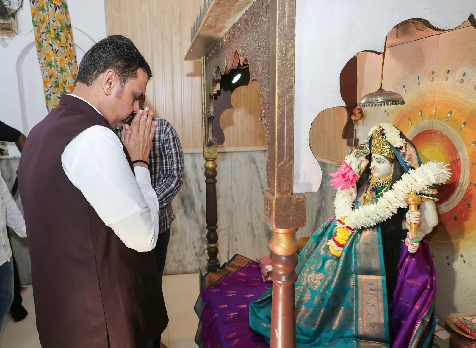 CM Fadnavis Seeks Blessings at Nagpur Navratri Temple