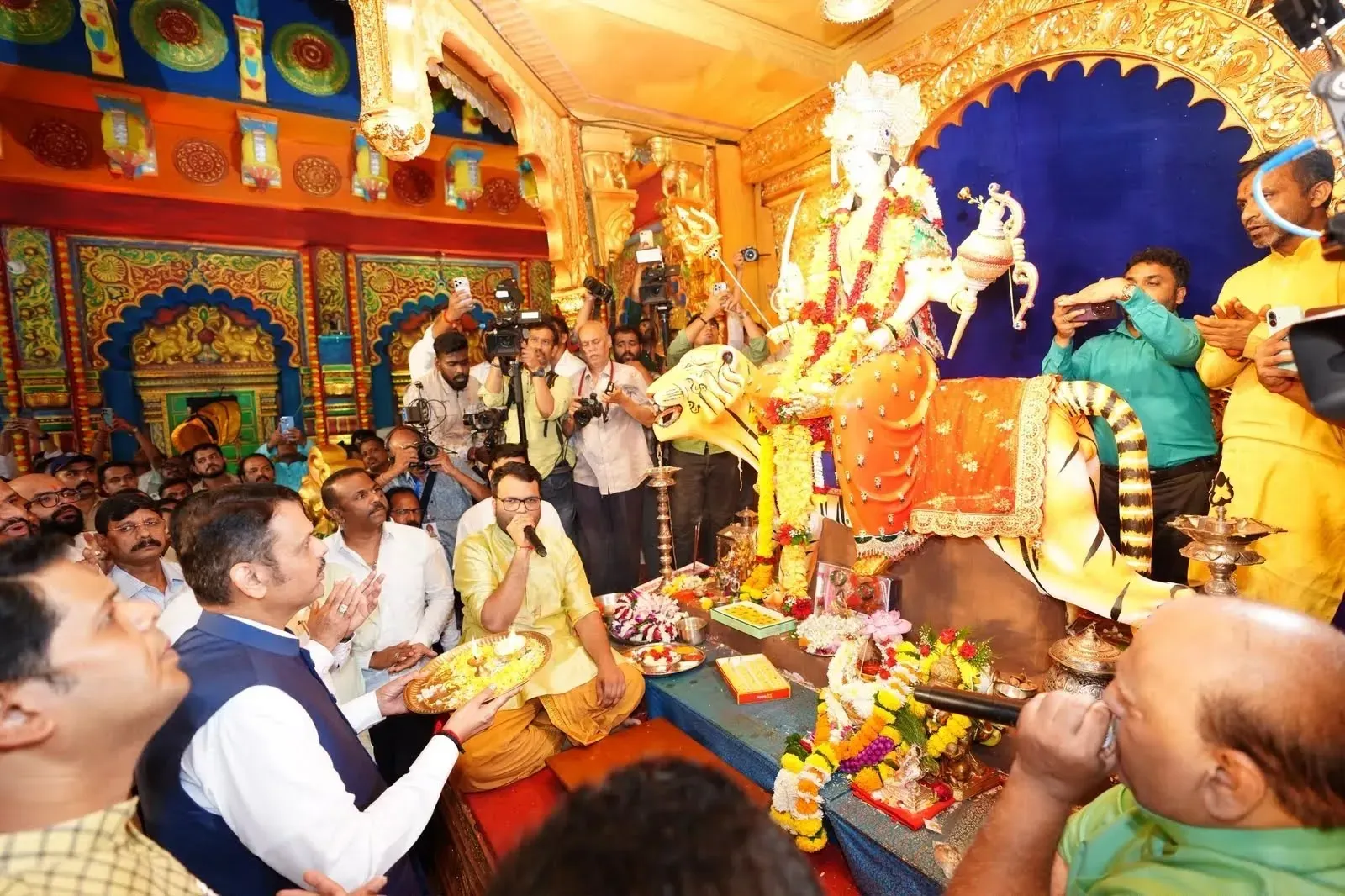 CM Fadnavis Seeks Devi's Blessings at Shinde's Thane Navratri