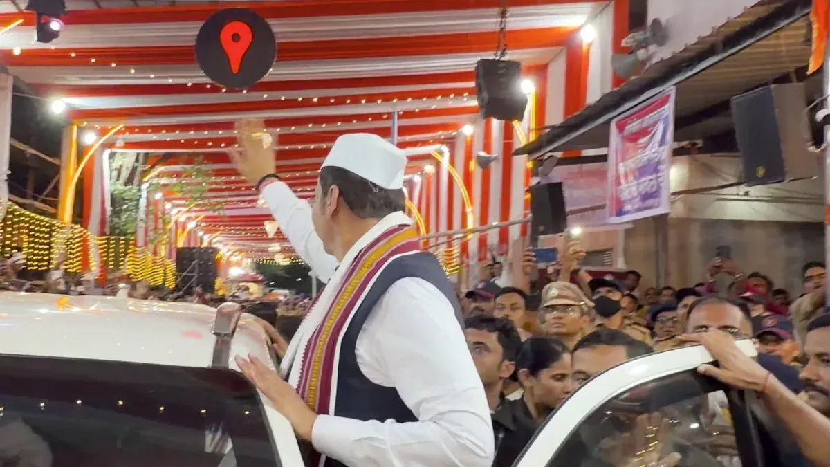 CM Fadnavis Takes Blessings of Wari Padukas in Pune