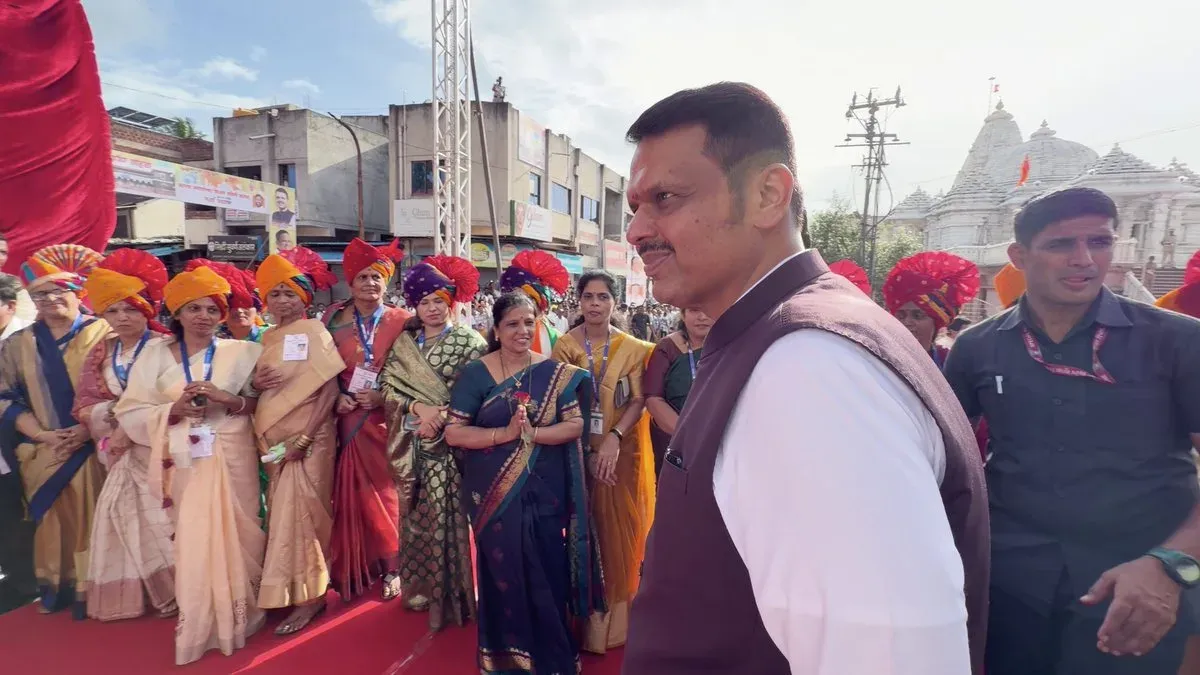 CM Fadnavis Unveils Full-Length Statue of Shahu Maharaj in Kolhapur