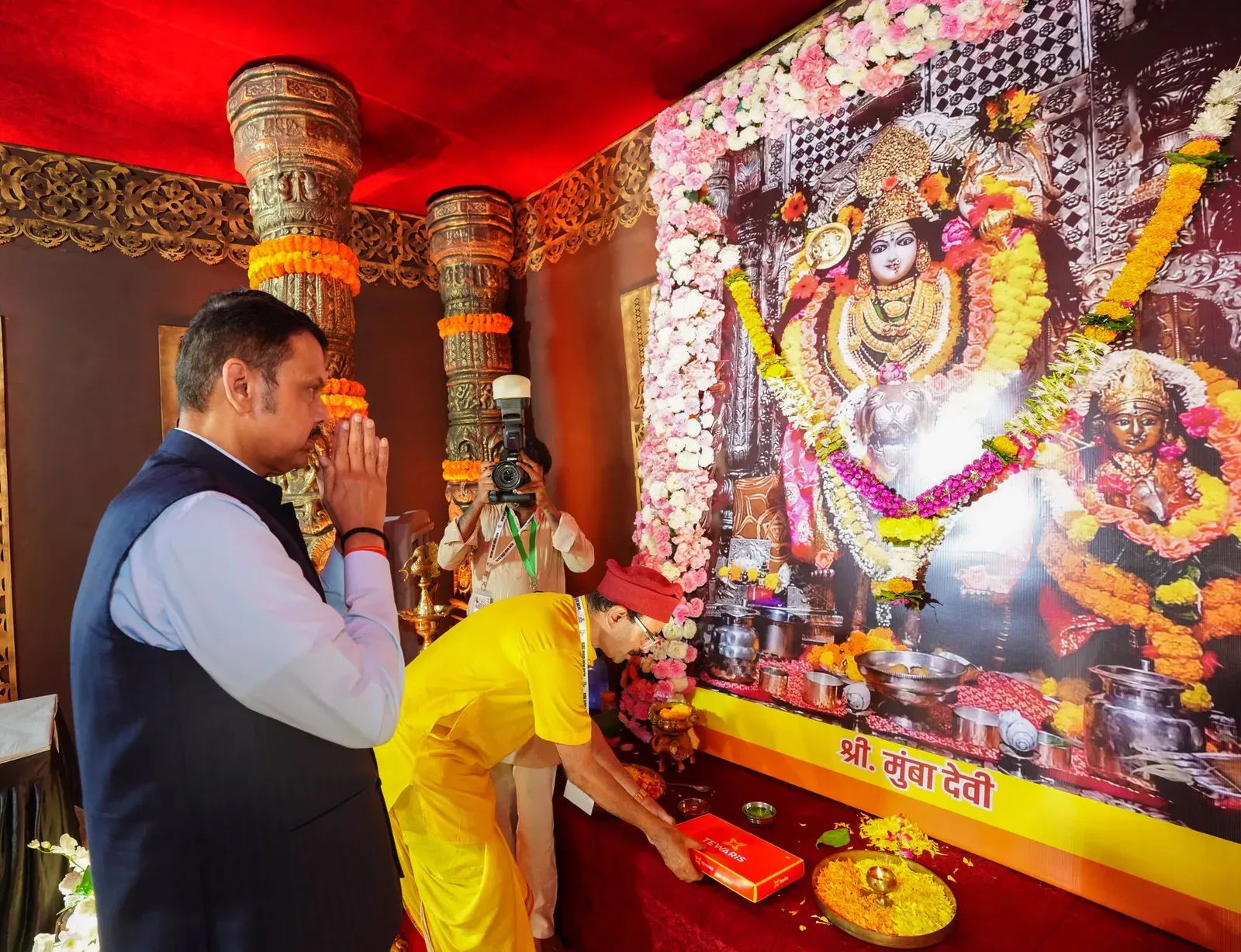 CM Fadnavis visits Mumbadevi, attends Marathi Dandiya Mahotsav