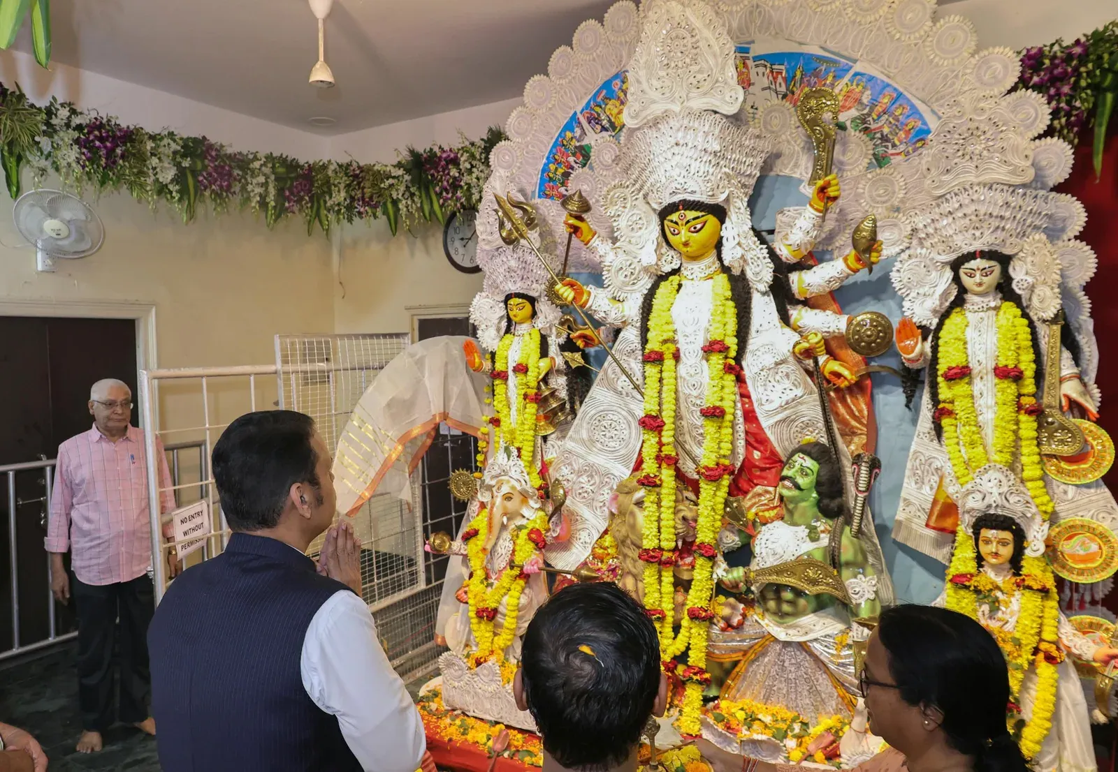 CM Fadnavis visits Nagpur Bengali Association's Durga Puja