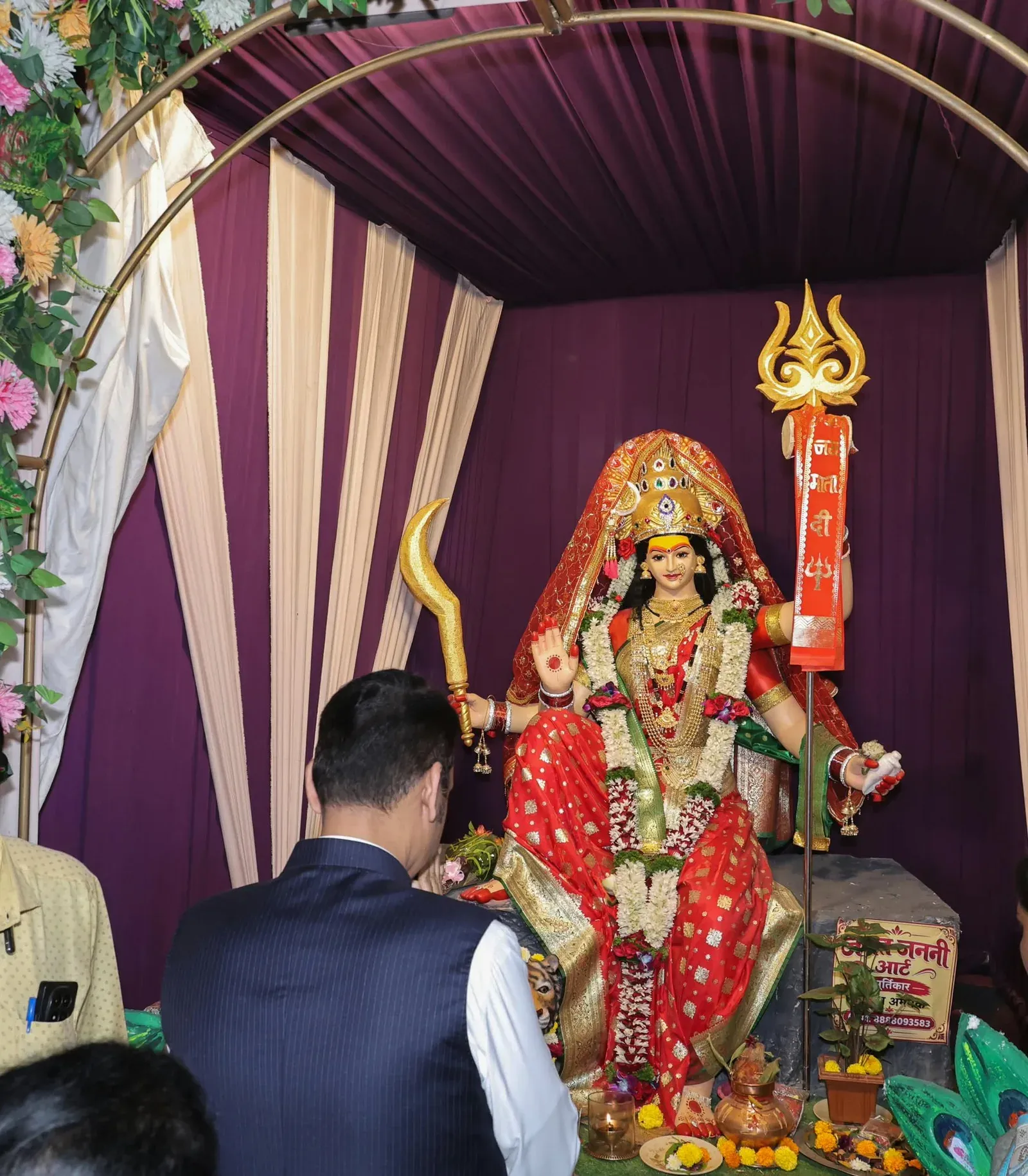 CM Fadnavis visits Nagpur Navdurga mandal, prays for Maharashtra