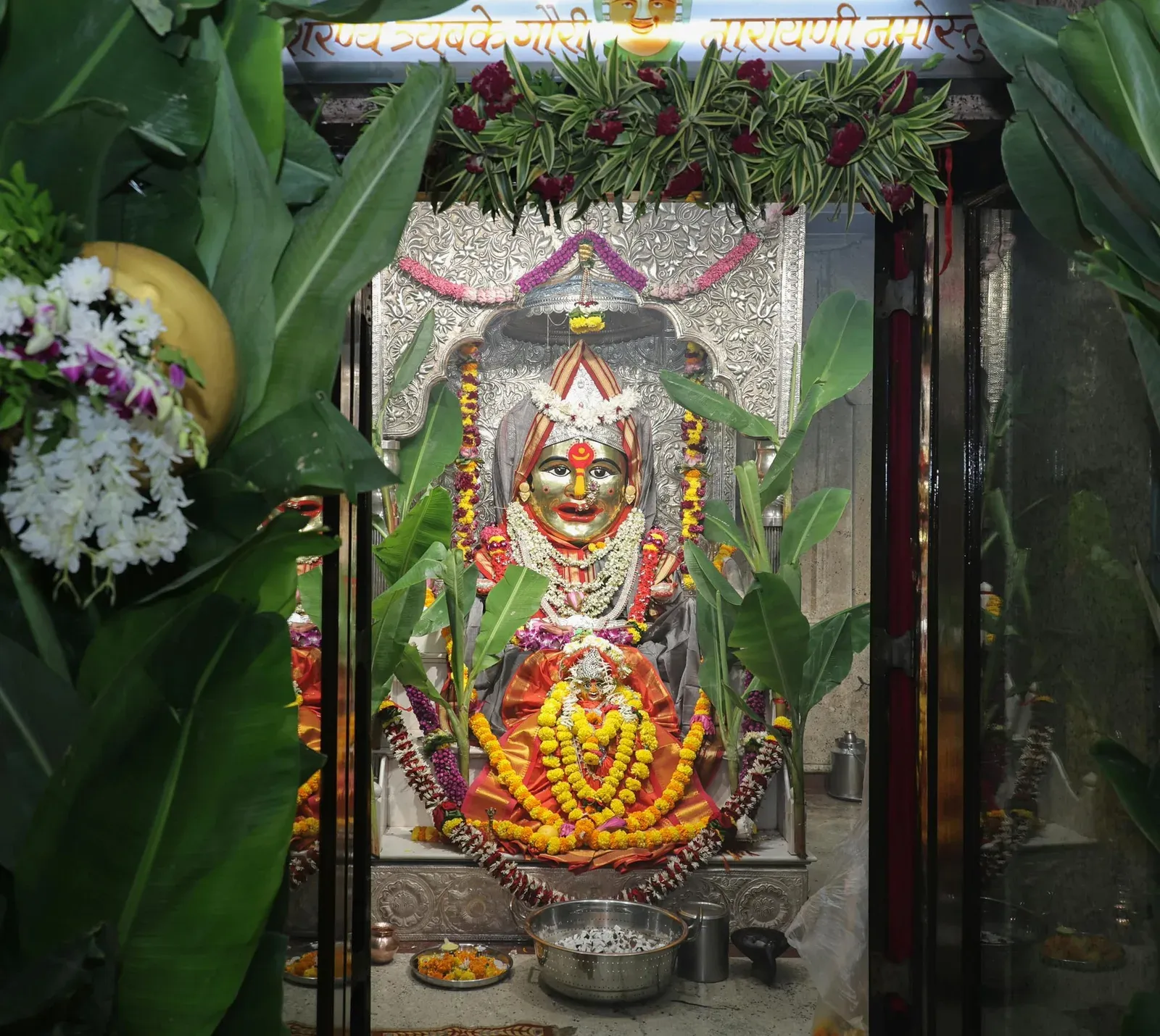 CM Fadnavis visits Nagpur's Renuka temple on Navratri