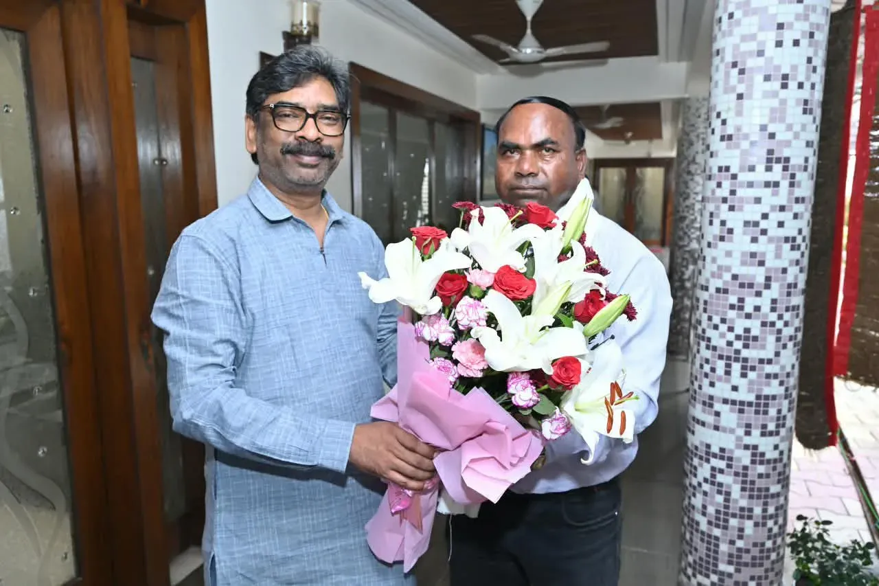 CM Hemant Soren Bids Warm Farewell to Retiring Staff Member