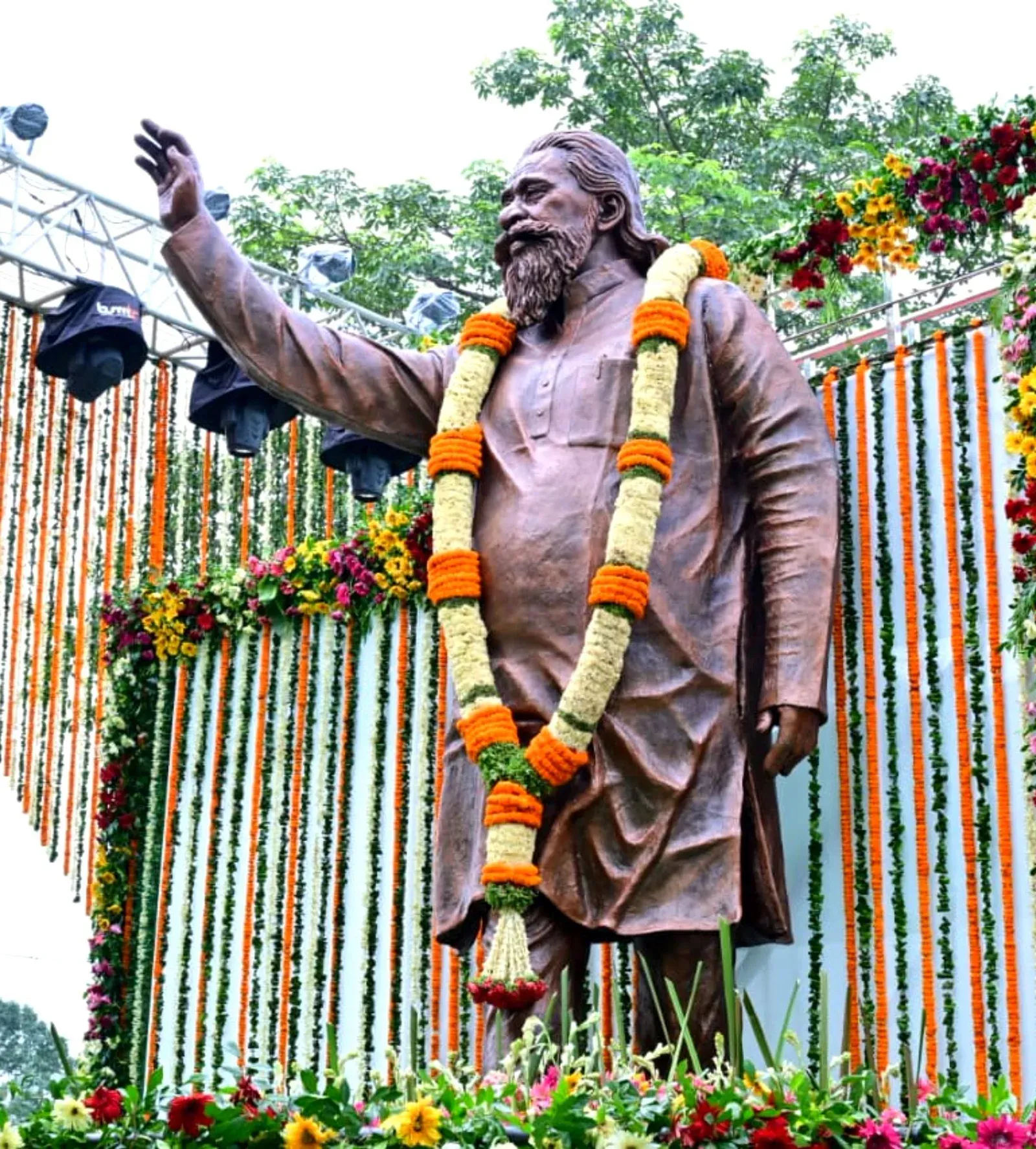CM Hemant Soren Pays Tribute at Dishom Guruji Memorial Meet
