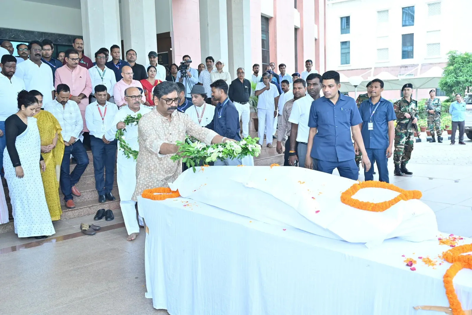 CM Hemant Soren pays tribute to late Congress leader Mannan Malik