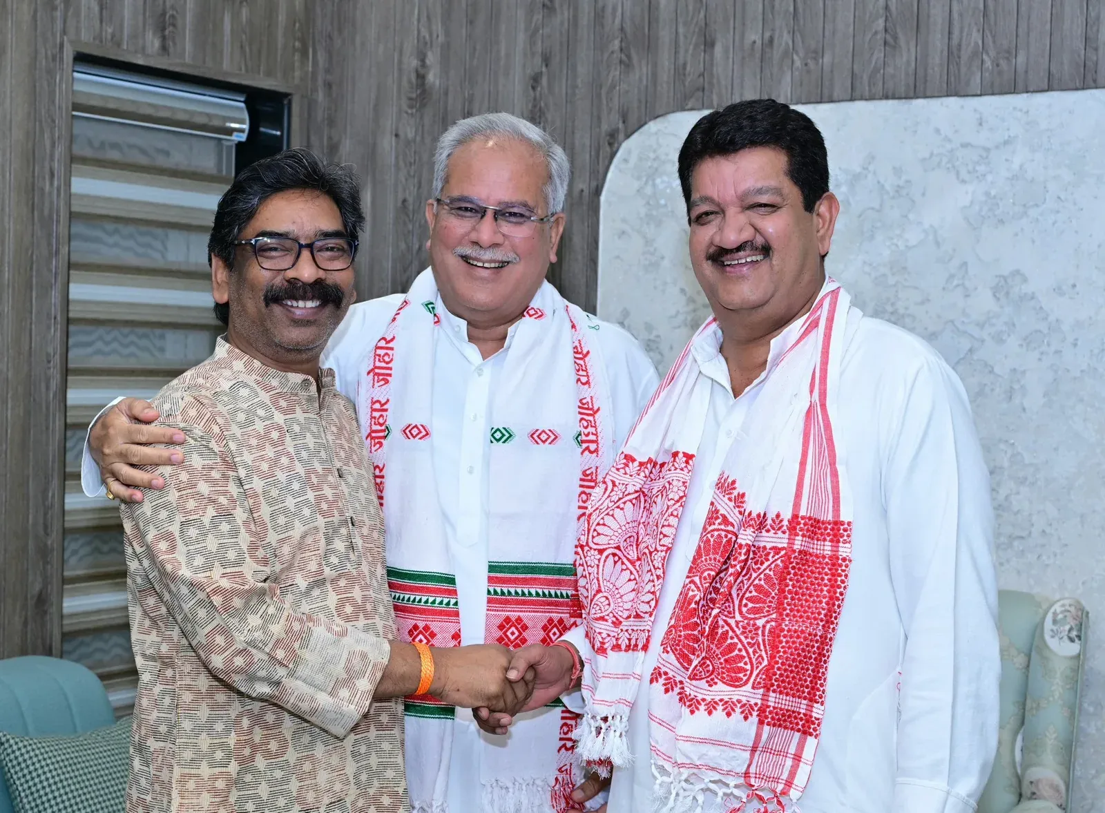 CM Hemant Soren receives courtesy call from ex-CM Bhupesh Baghel