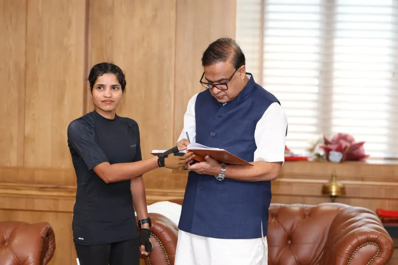 CM Himanta meets cyclist Asha Malviya, grants ₹1 lakh for Bharat Yatra