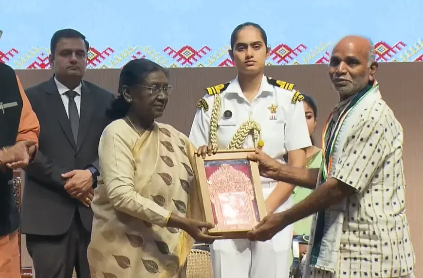 CM Majhi Congratulates Two Odisha Weavers on National Handloom Awards 2025