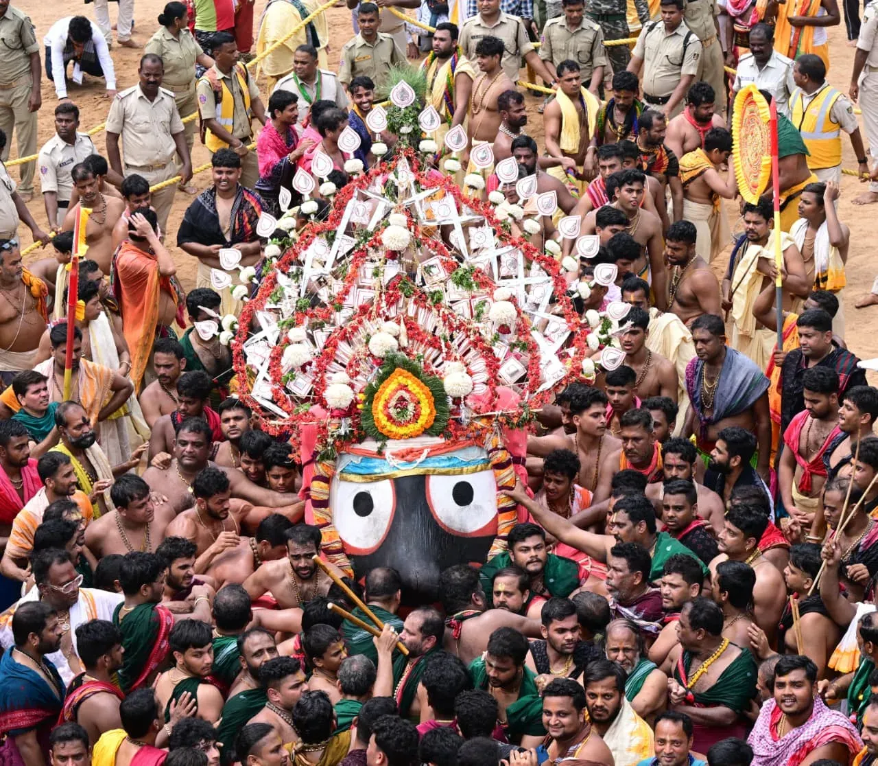 CM Majhi Greets Bahuda Yatra as Deities Return to Puri
