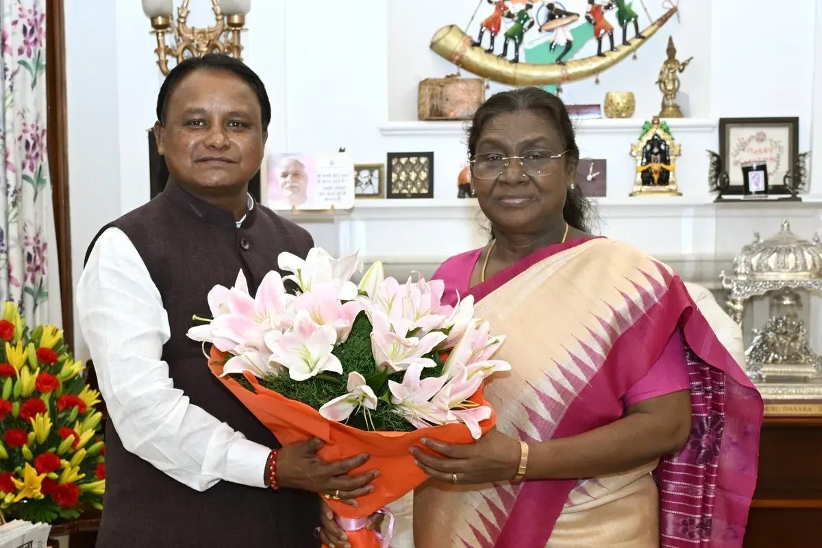 CM Majhi Greets President Murmu on Her Birthday