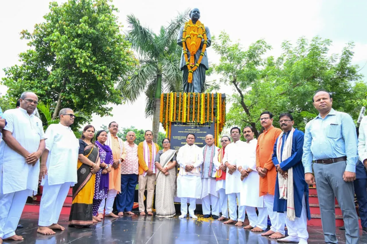 CM Majhi pays floral tribute to Dr Shyama Prasad Mookerjee in Bhubaneswar