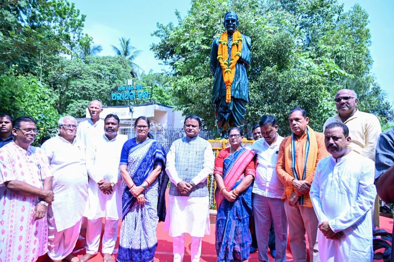 CM Majhi pays floral tribute to Nabakrushna Choudhury on death anniversary