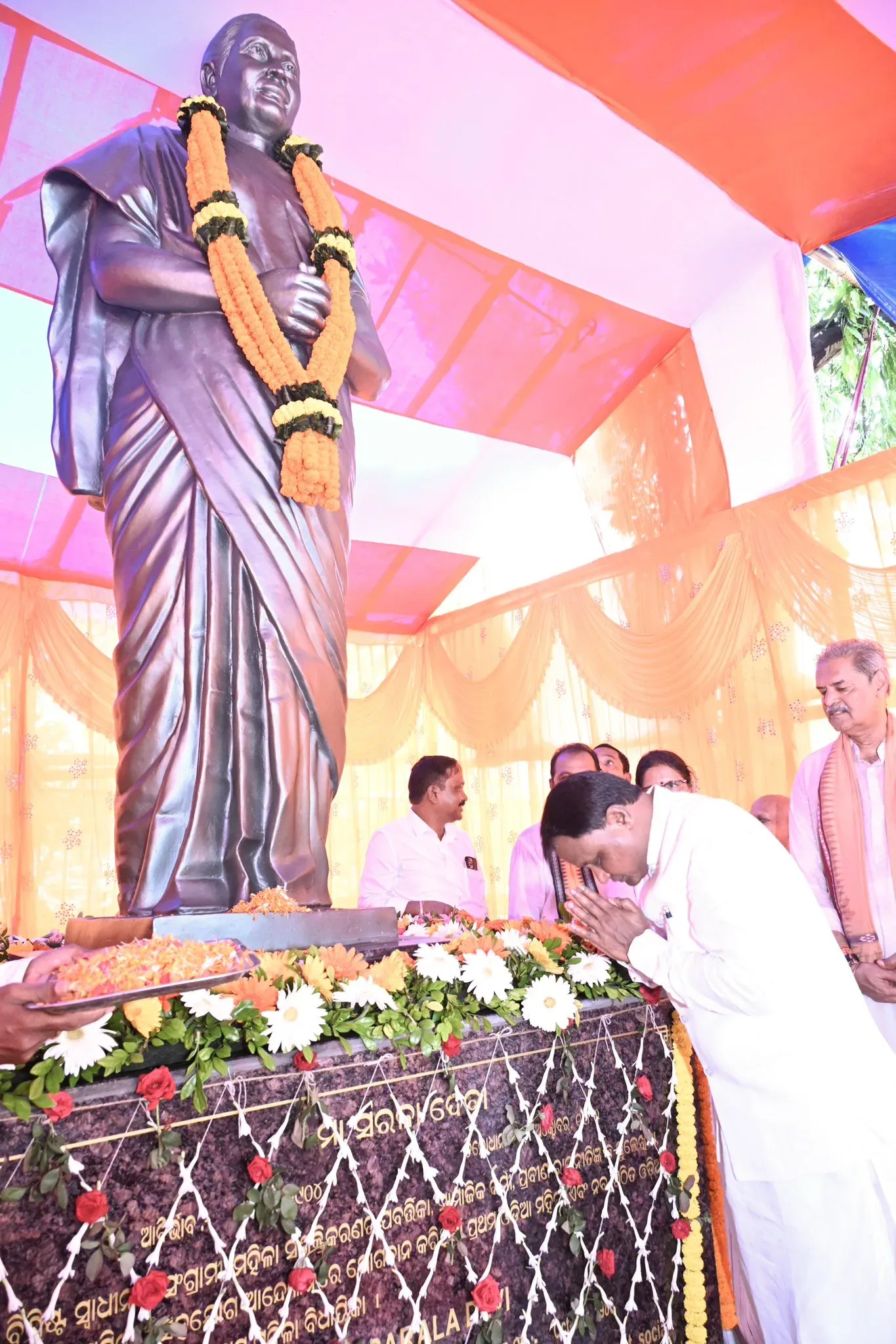 CM Majhi Unveils Statue of Odisha's First Woman MLA Sarala Devi