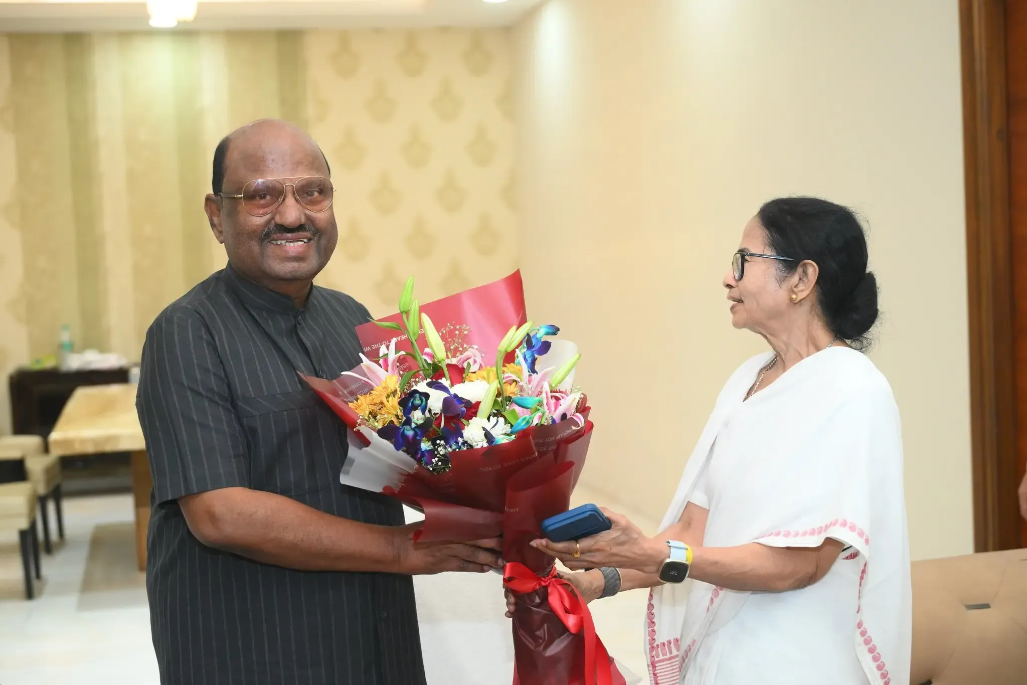 धर्मतला धरने के बाद सीएम ममता बनर्जी ने पूर्व राज्यपाल सी. वी. आनंद बोस से की मुलाकात