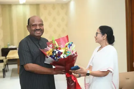 सीएम ममता बनर्जी ने धर्मतला धरना समाप्त कर पूर्व राज्यपाल सी. वी. आनंद बोस से की व्यक्तिगत मुलाकात, शुभकामनाएं दीं 