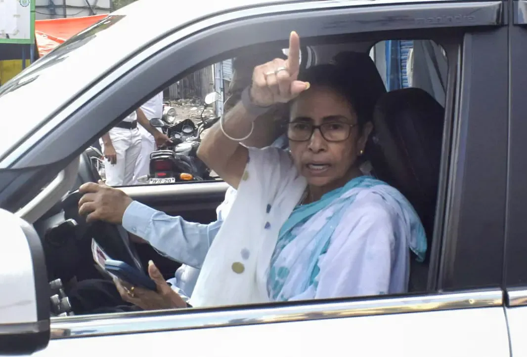 Mamata Banerjee trails by 563 votes in Bhabanipur with 4 rounds left