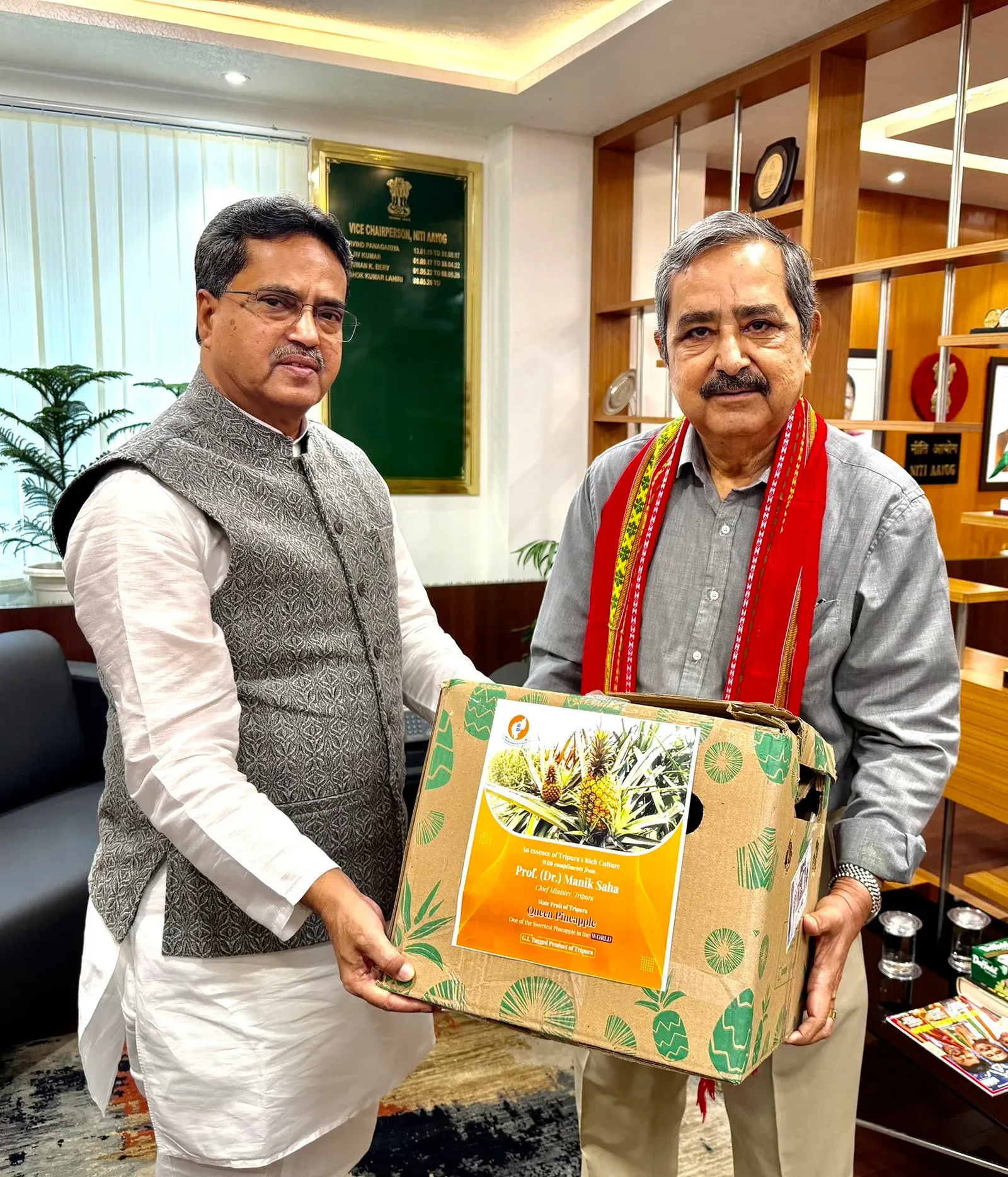CM Manik Saha presents Tripura's Queen Pineapple to NITI Aayog