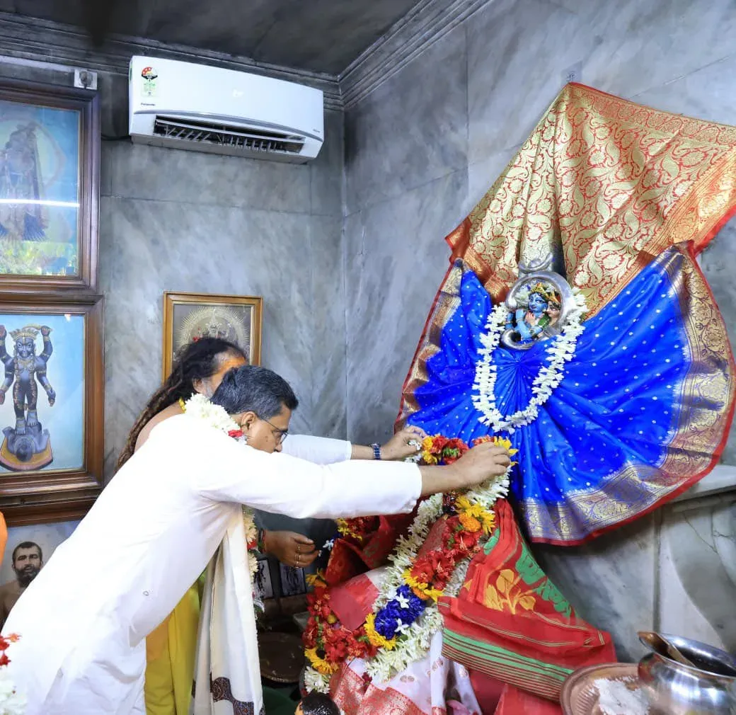 CM Manik Saha Visits Adyapeeth, Seeks Blessings for Tripura