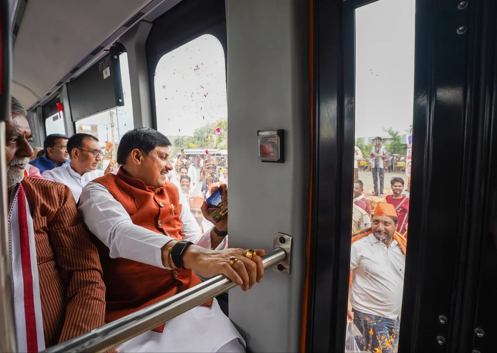 CM Mohan Yadav Departs for Jagdishpur Cabinet Meet via E-Bus
