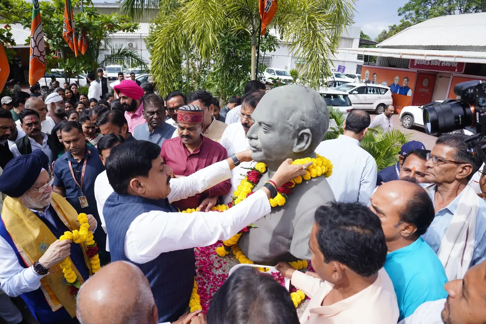 CM Mohan Yadav, Hardeep Puri pay tribute at BJP Bhopal HQ