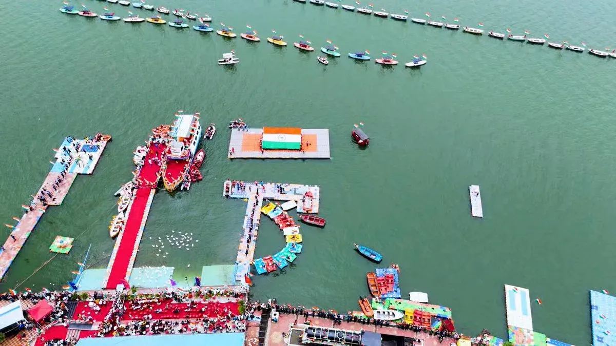 CM Mohan Yadav joins Bhopal's tricolour boat rally