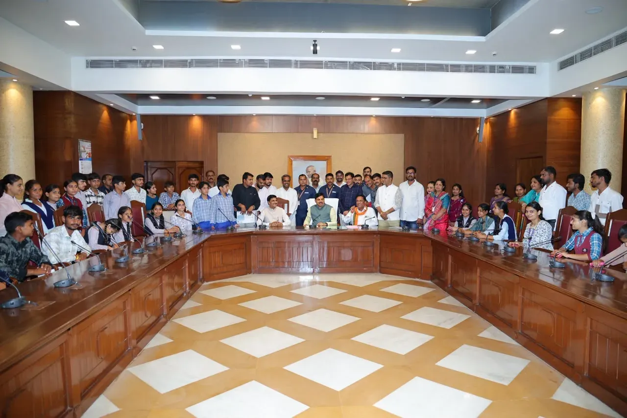 CM Mohan Yadav Meets Meritorious Students from Agar-Malwa