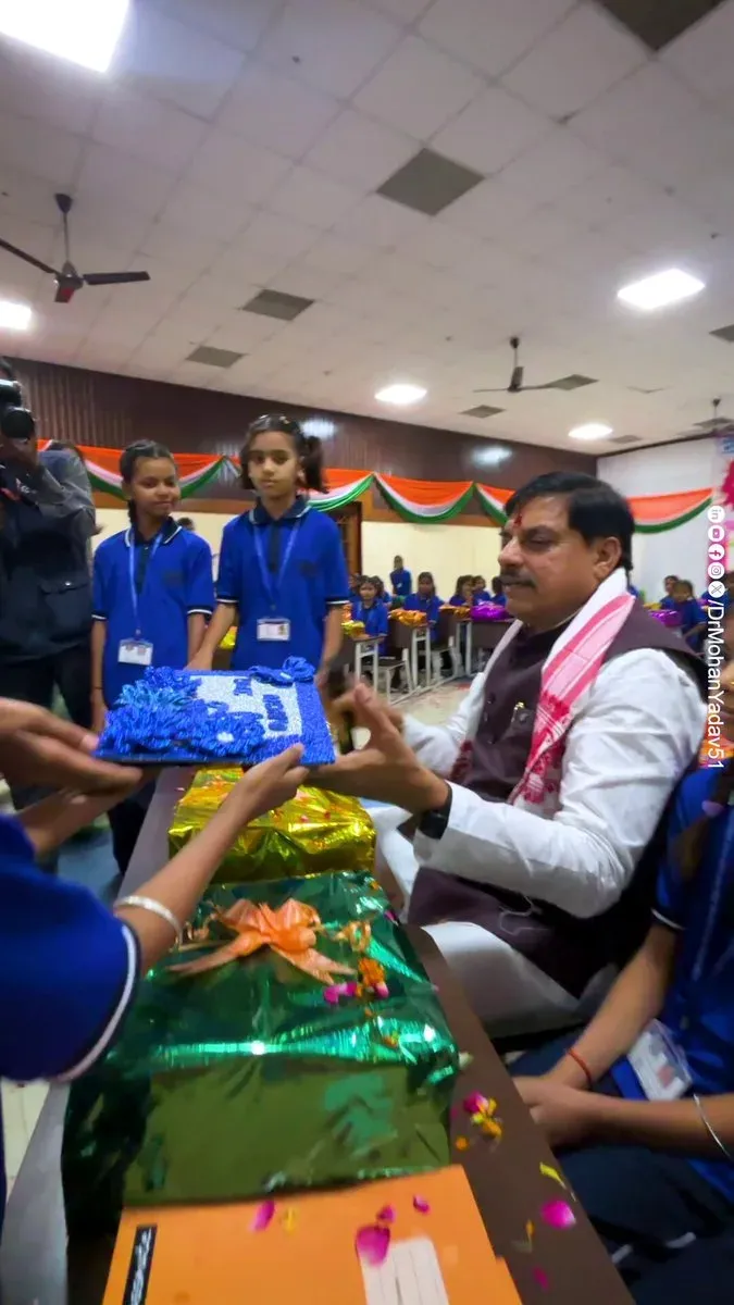 CM Mohan Yadav Meets Students at Singrauli's Umang Bhawan