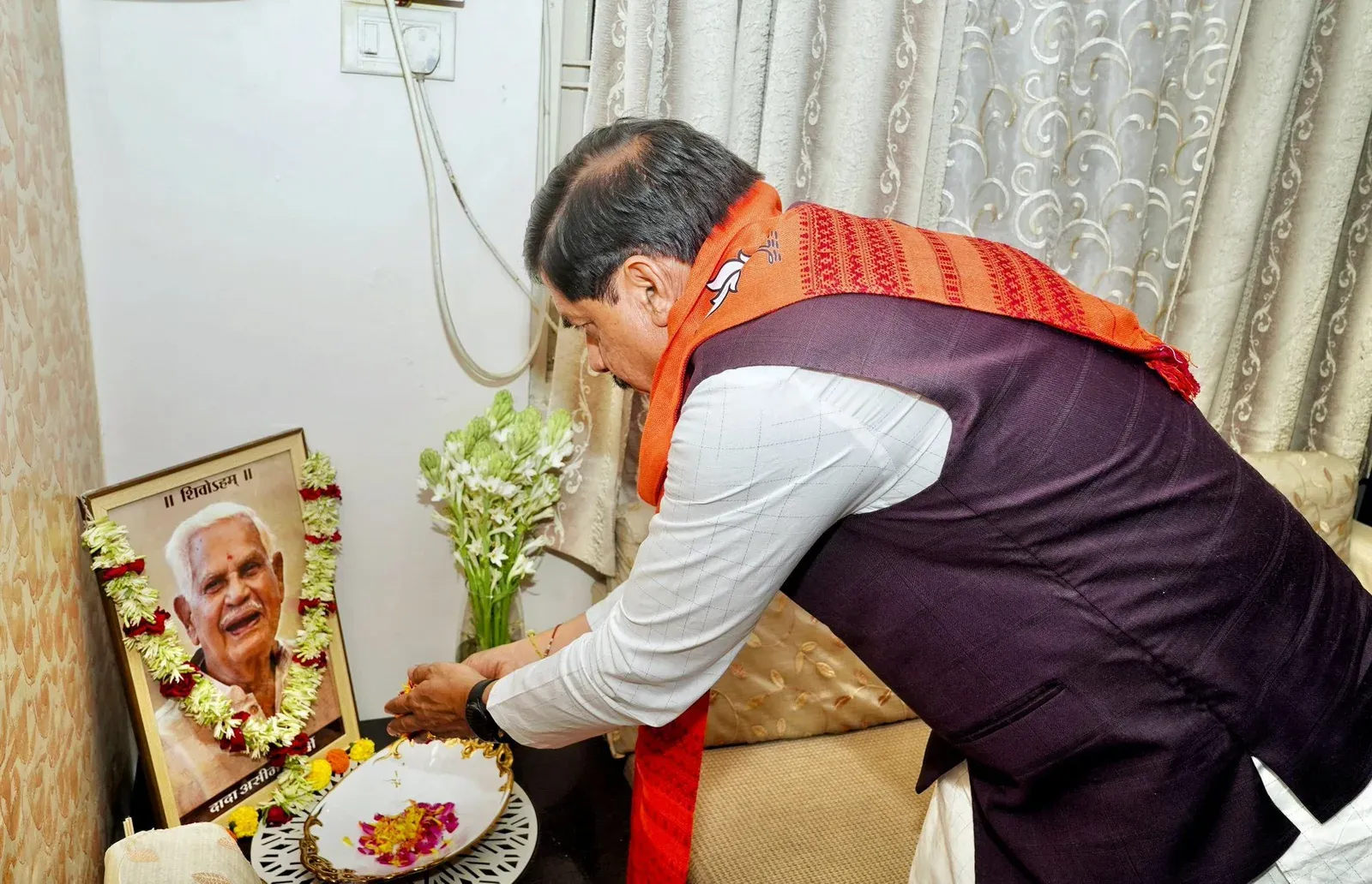 CM Mohan Yadav Pays Tribute to RSS Leader's Father in Satna