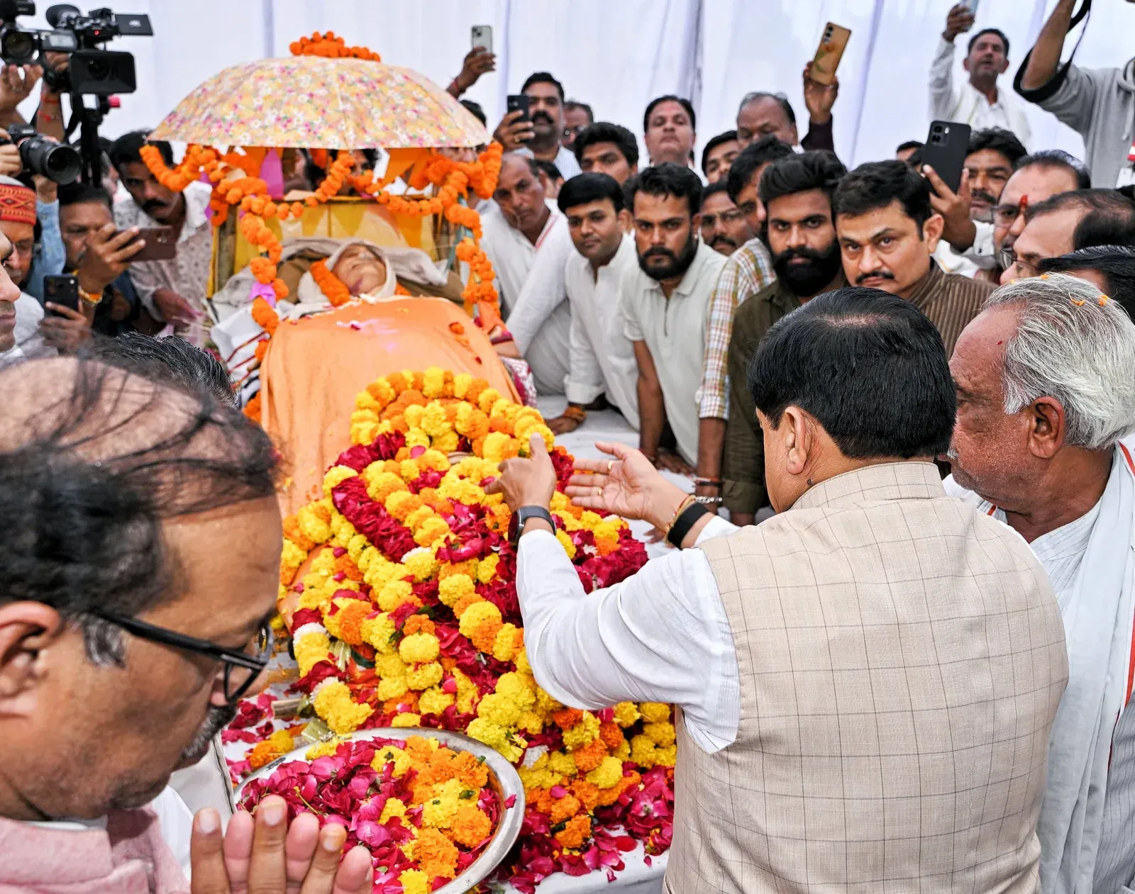 CM Mohan Yadav pays tribute to Shivraj Chouhan's mother in Jait