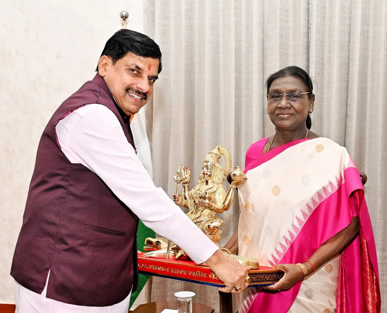 CM Mohan Yadav Presents Maa Narmada Idol to President Murmu in Jabalpur