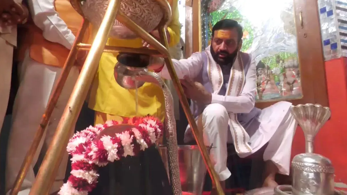 CM Nayab Saini offers Jalabhishek at Panchkula's Saketdi Shiv Mandir